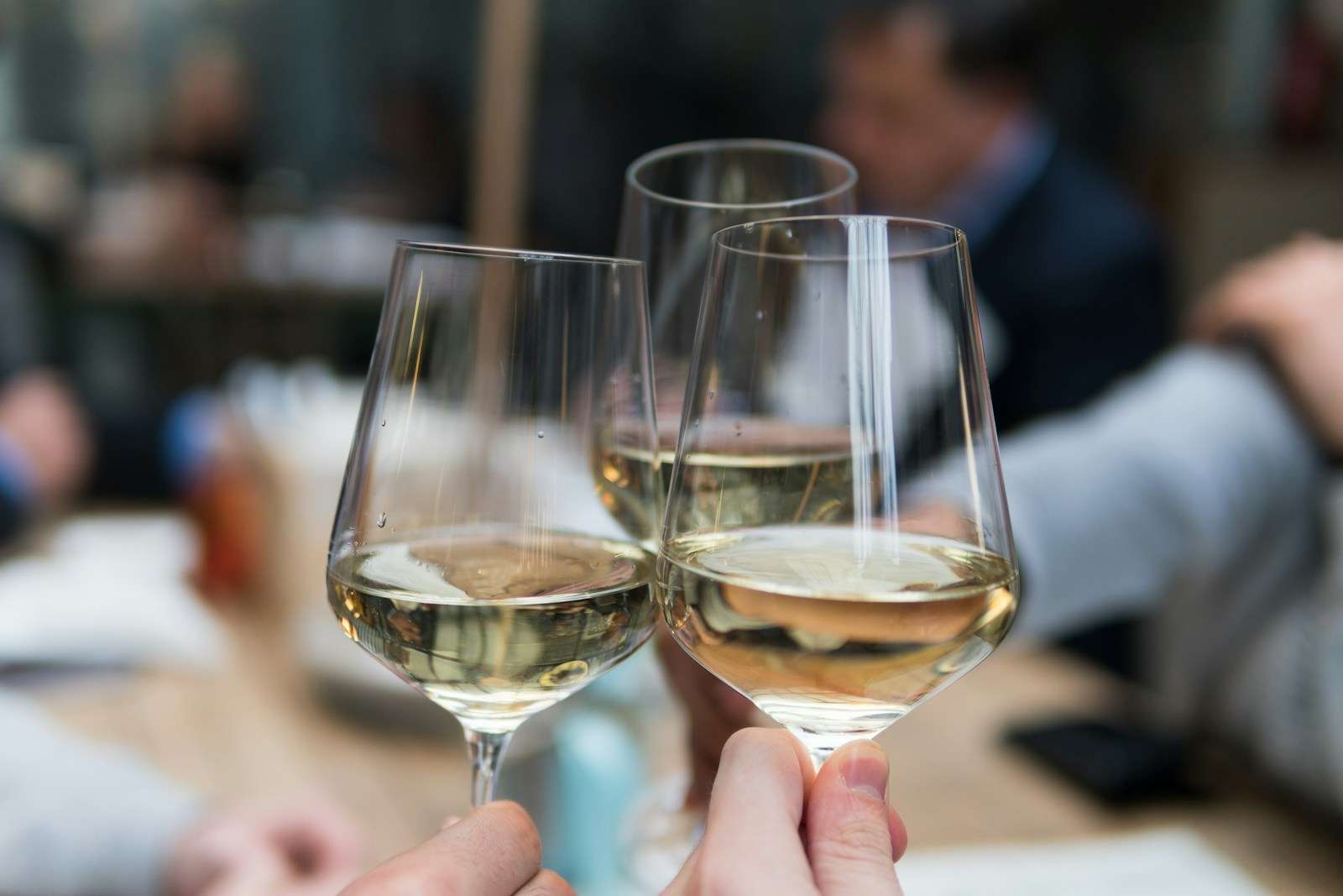 10 Invigorating White Wines That Spark Team Spirit for an Unforgettable